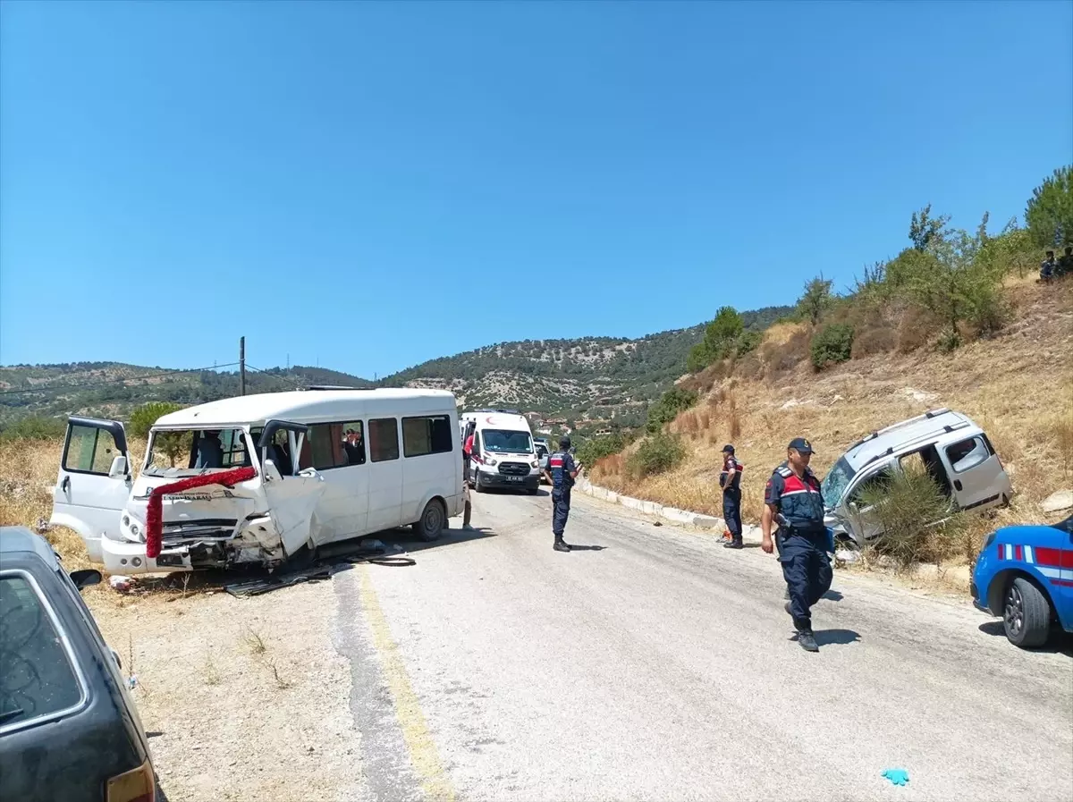 Trafik Kazasında 14 Kişi Yaralandı