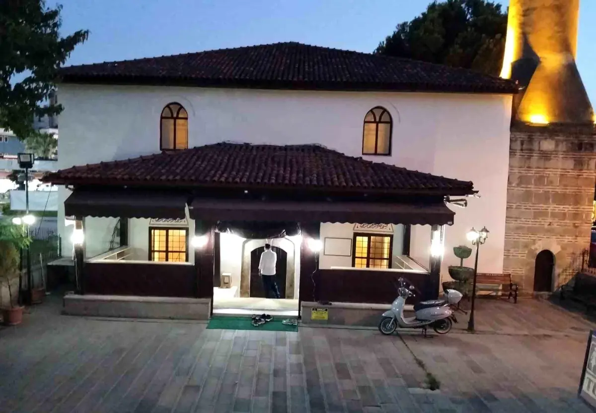 **Cami Hasır Hırsızlığı: Bafra’da İlginç Olay**