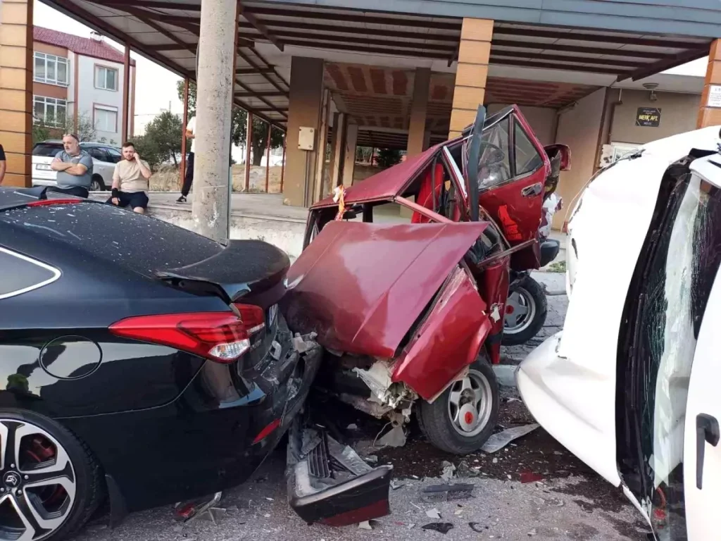 **Balıkesir’de Zincirleme Trafik Kazası: 1 Yaralı**