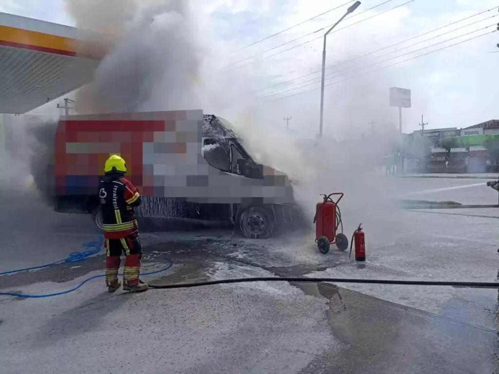 Balıkesir’de Akaryakıt İstasyonunda Araç Yangını