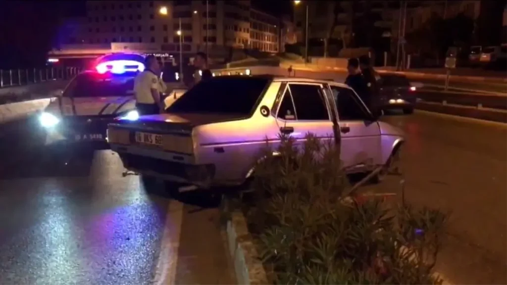 Alkollü ve Ehliyetsiz Sürücü Balıkesir’de Kaza Yaptı