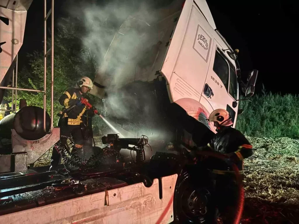 Park Halindeki Tır Yangından Zarar Gördü