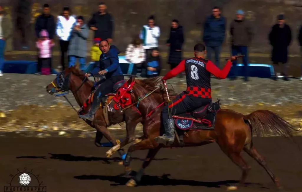 **Bayburt’ta Atlı Cirit İl Birinciliği Müsabakaları Sona Erdi**