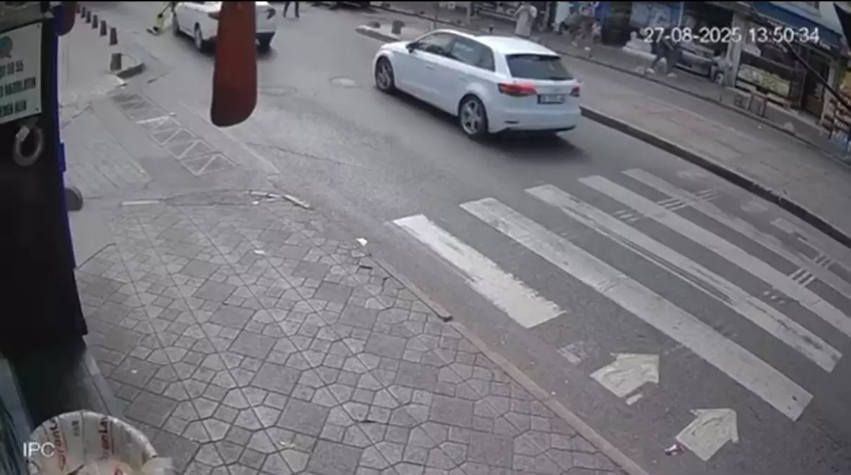 İstanbul Beyoğlu’nda Dede ve Torununa Otomobil Çarpması