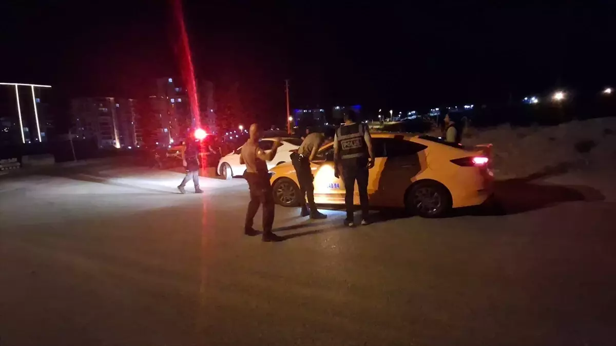 **Beypazarı’nda Polis Denetimi: 3 Şüpheli Yakalandı**