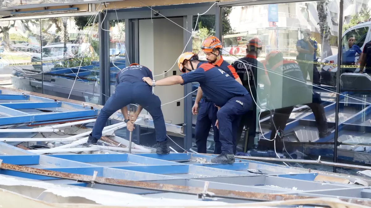 **Binanın Dış Cephe Kaplaması Düştü, Facia Önlenlendi**