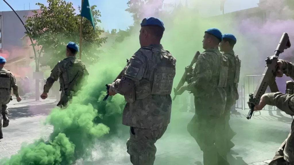 **Komandoların Zafer Bayramı Korteji Alkışlandı**