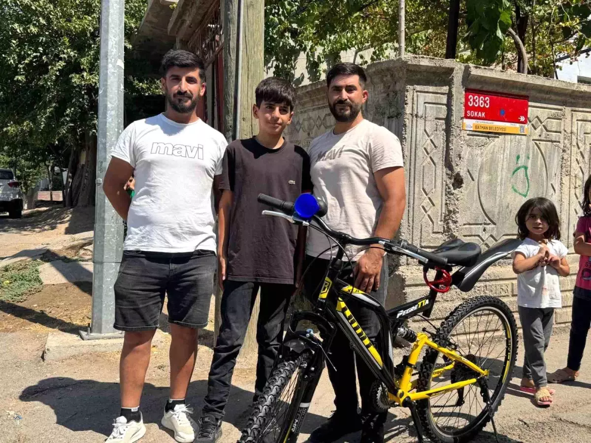 **Altınları Sahibine Teslim Eden Çocuğa Bisiklet Hediyesi**