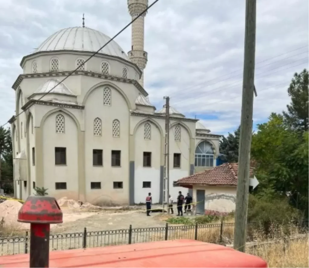 **Cami Tadilatında İşçi Trajediyle Karşılaştı**