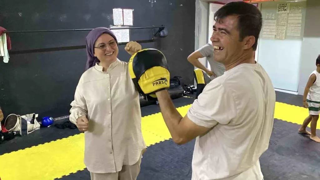 Aileler Kick Boks Antrenmanında Nefes Nefese Kaldı
