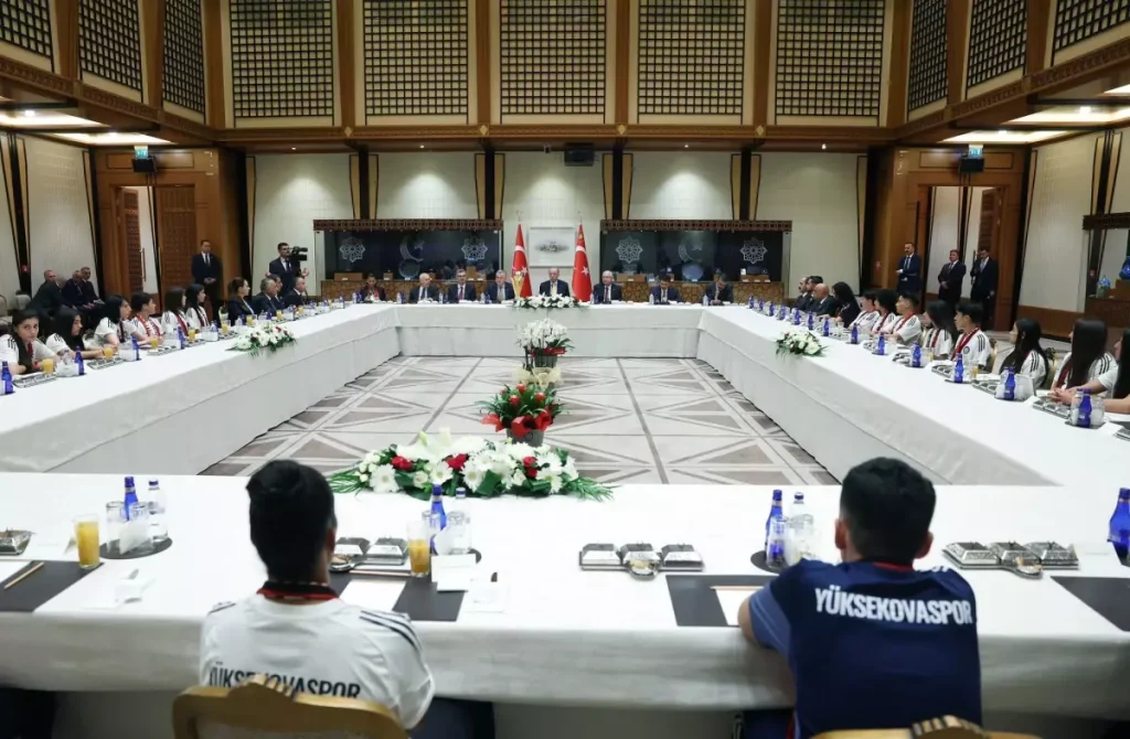 **Cumhurbaşkanı Erdoğan’dan Yüksekovaspor’a Övgü**