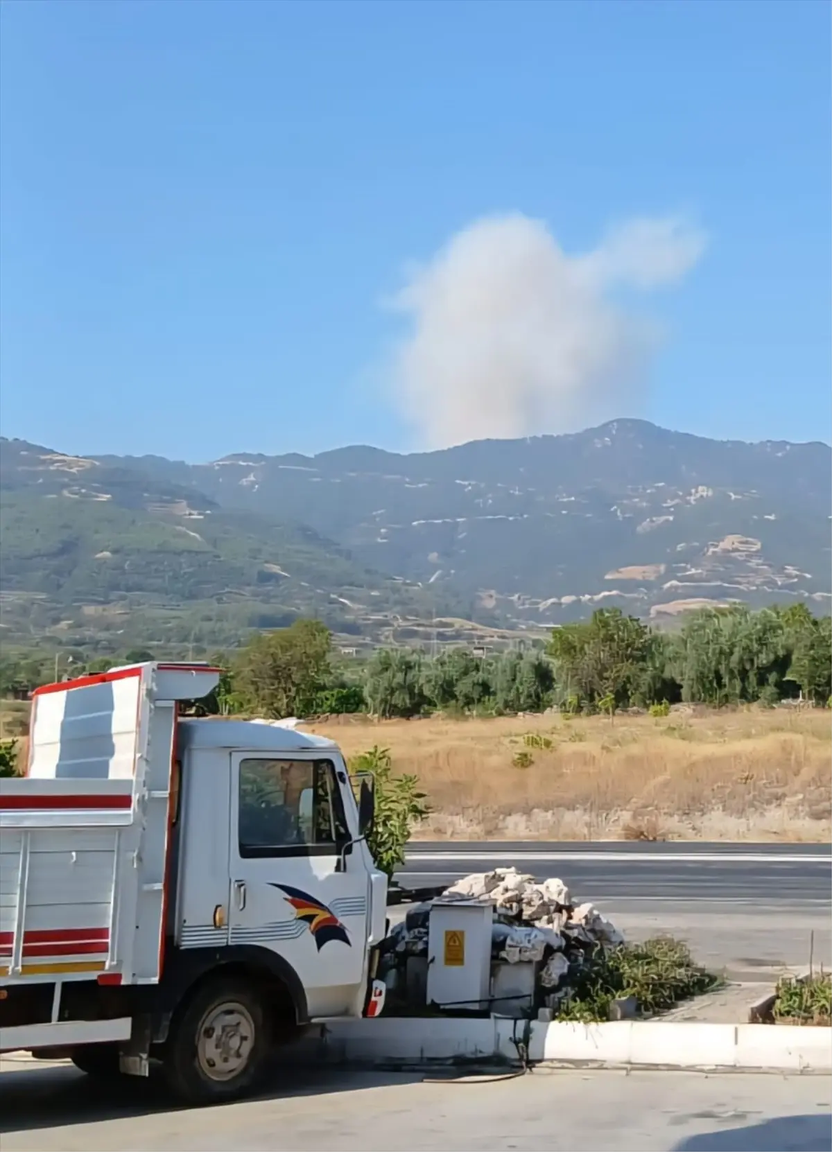 Ekipler Orman Yangınını Kontrol Altına Almak İçin Çalışıyor