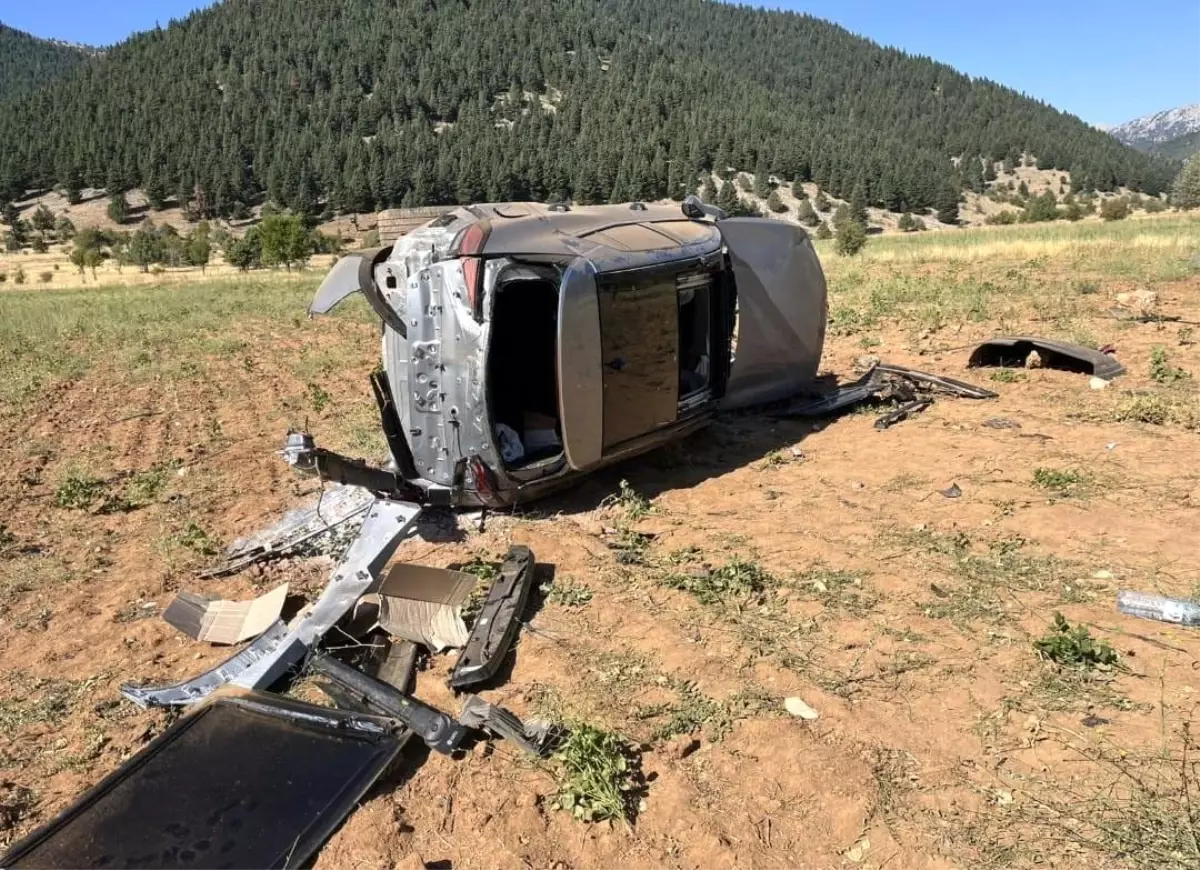 Otomobil Tarlaya Devrildi: 2 Yaralı