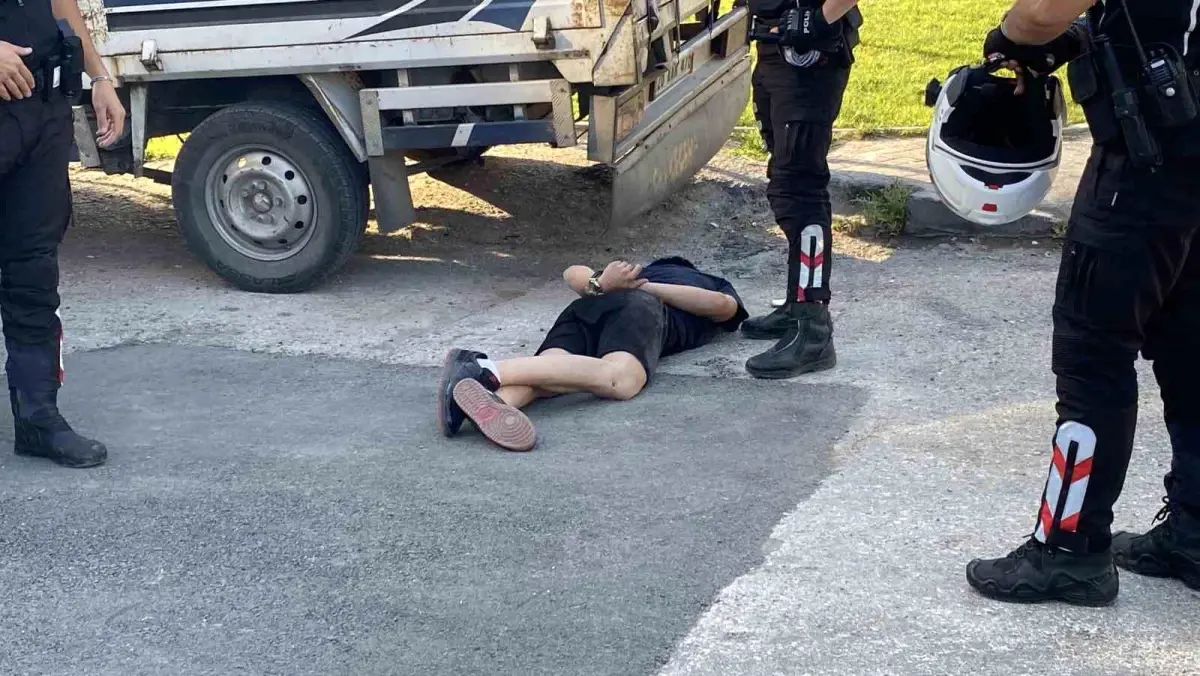 Polisten Kaçarken Uyuşturucu ve Teraziyi Dışarıya Attı