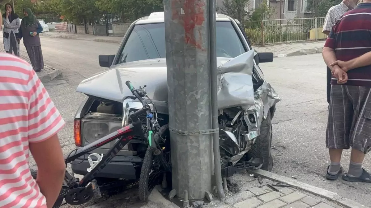 Erzincan’da Otomobil Çarpışması: Bisikletli Çocuk Yaralandı