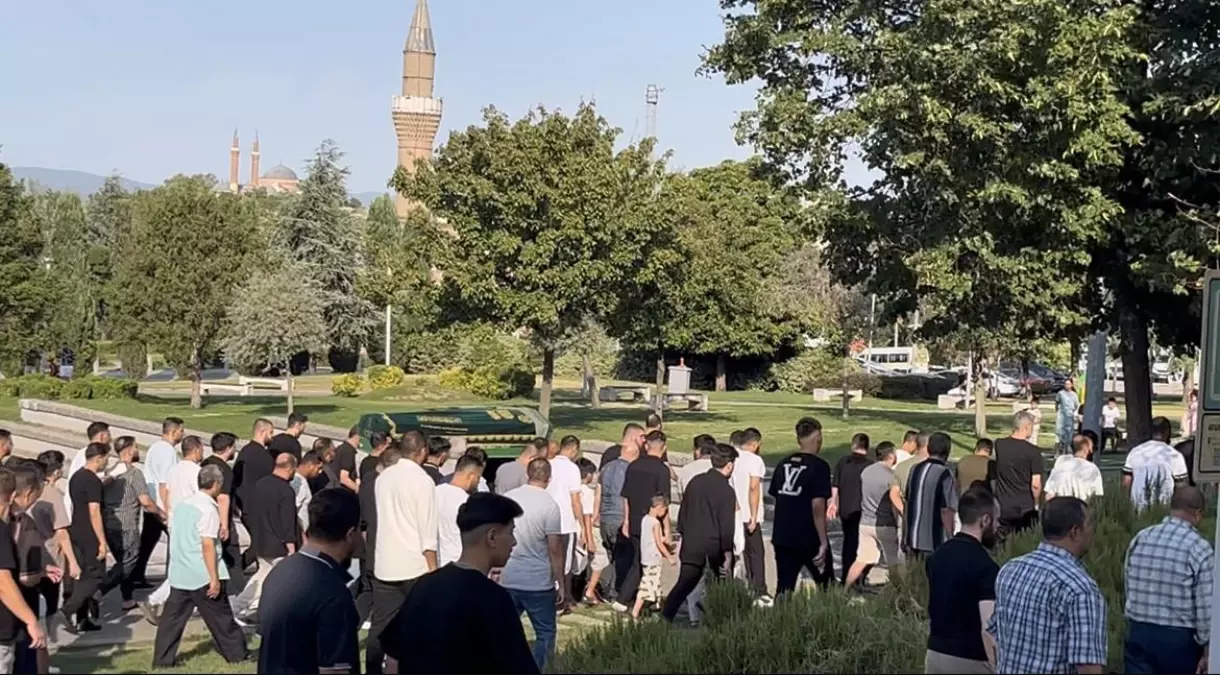 **Bursa’da Eşi Tarafından Bıçaklanan Kadın Toprağa Verildi**