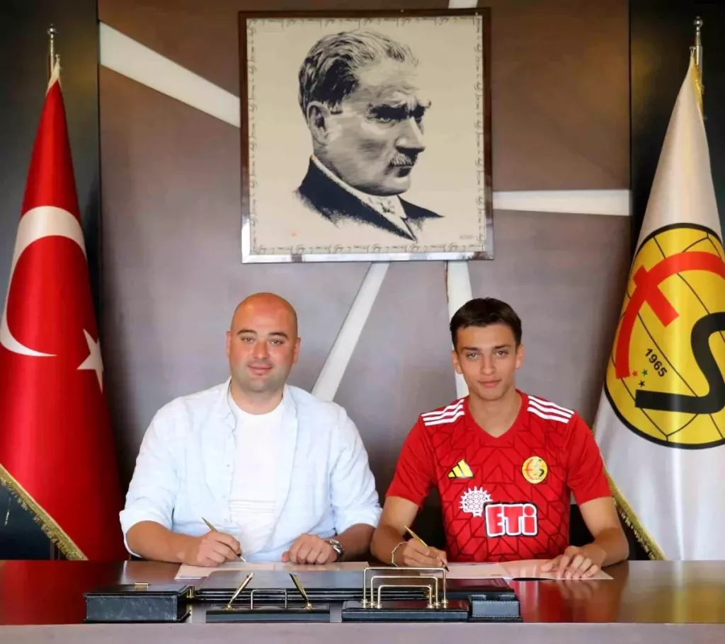 Eskişehirspor’da Yeni Profesyonel Futbolcu: Arda Baran Çubuk