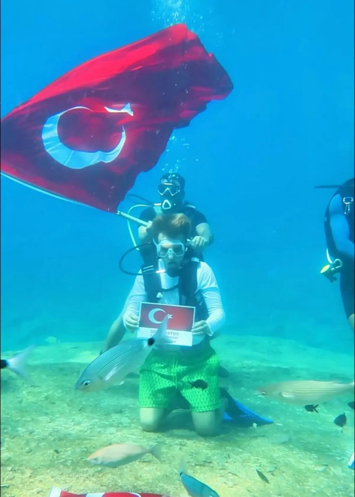 Zafer Bayramı Su Altında Kutlandı