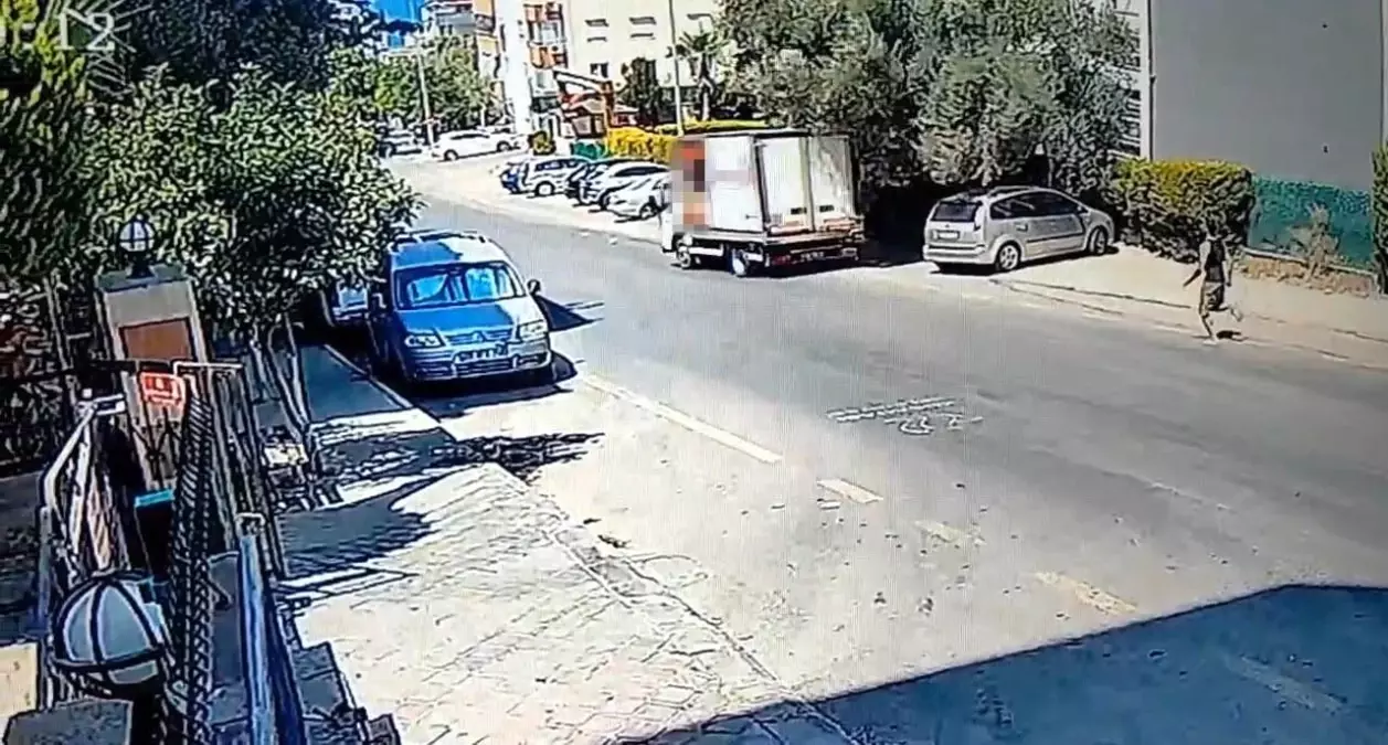 Freni Boşalan Kamyonet İstinat Duvarına Çarptı