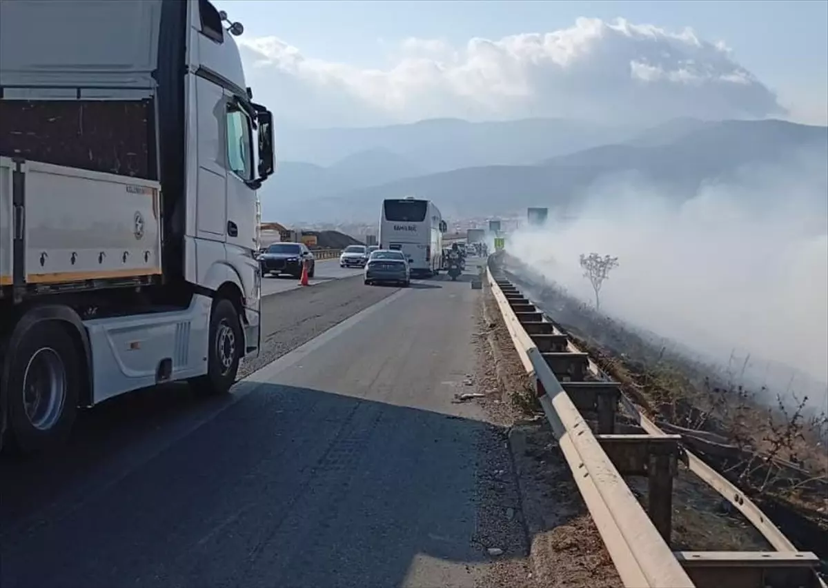 Otoyol Kenarında Çıkan Yangın Hızla Söndürüldü