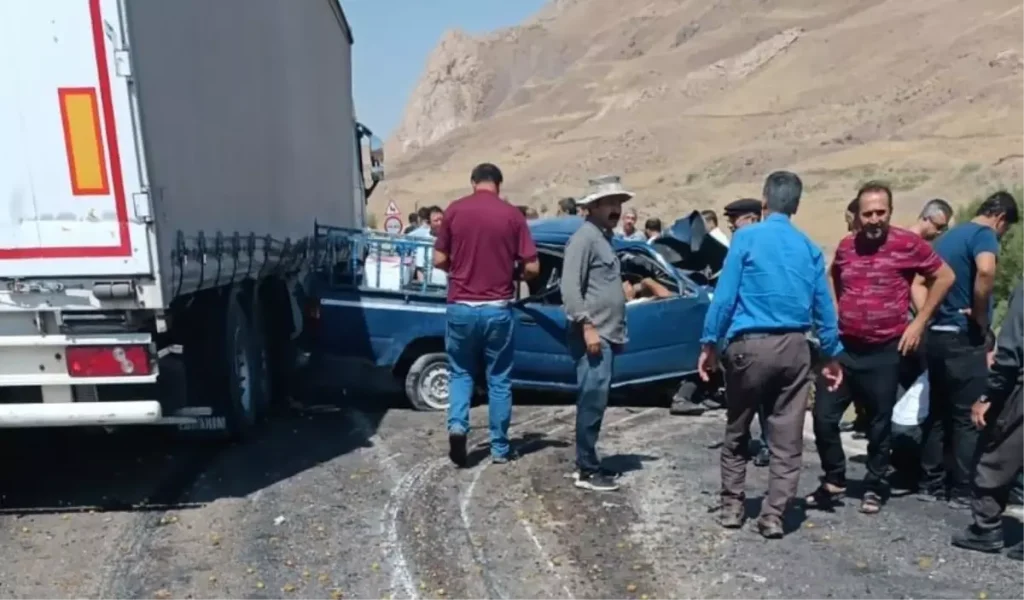 Hakkari’de TIR ile Kamyonetin Çarpışması: 4 Kişi Öldü