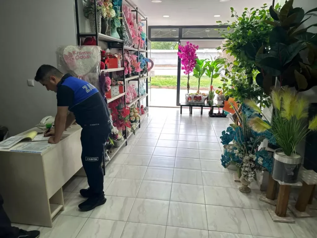 **İnegöl Belediyesi Çiçekçileri Denetliyor**