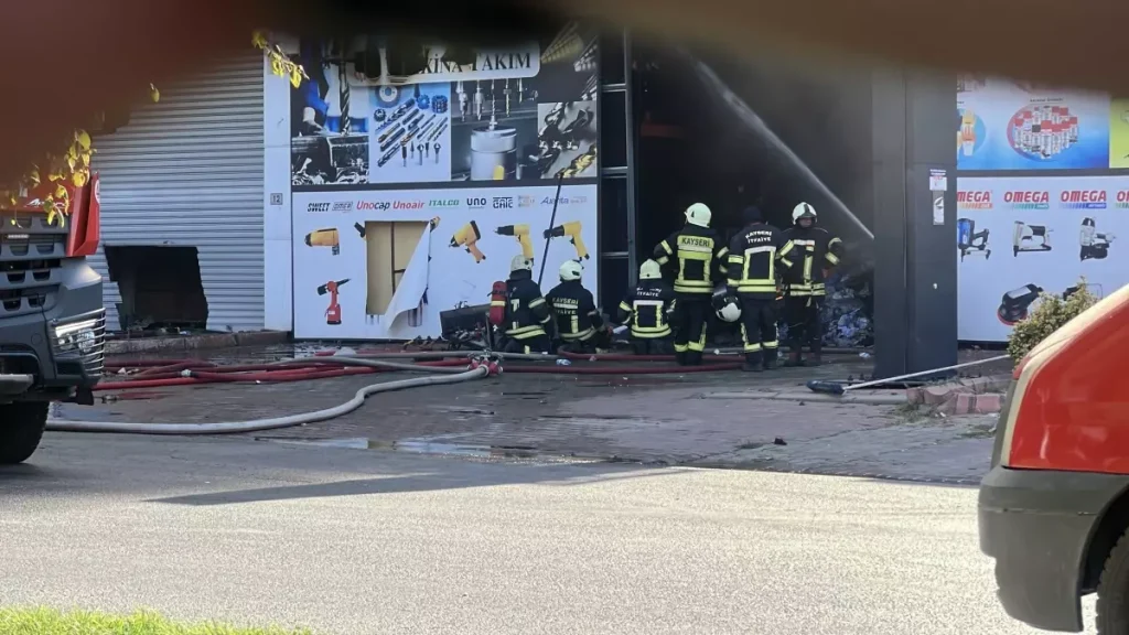 Kayseri’de Hırdavat İş Yerinde Çıkan Yangın Fabrikaya Sıçradı