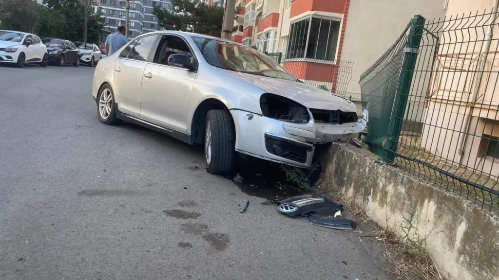 Alkollü Sürücü Site Duvarına Çarptı