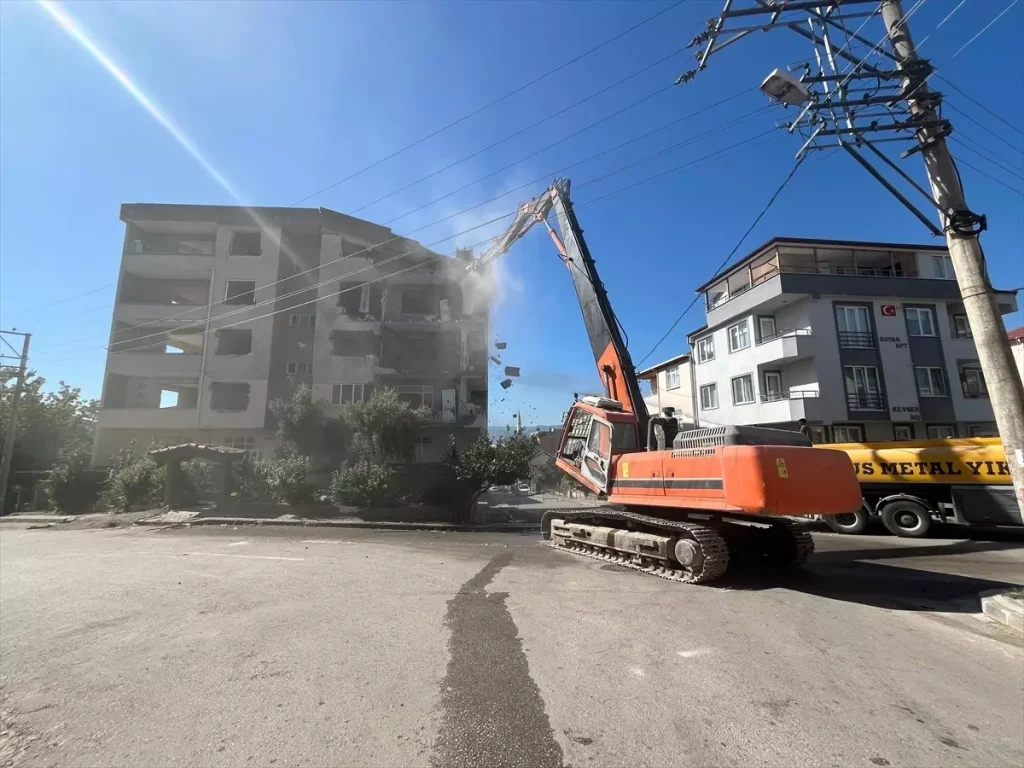 **Marmara Depremi’nin Etkileri: Hasarlı Bina Yıkılıyor**