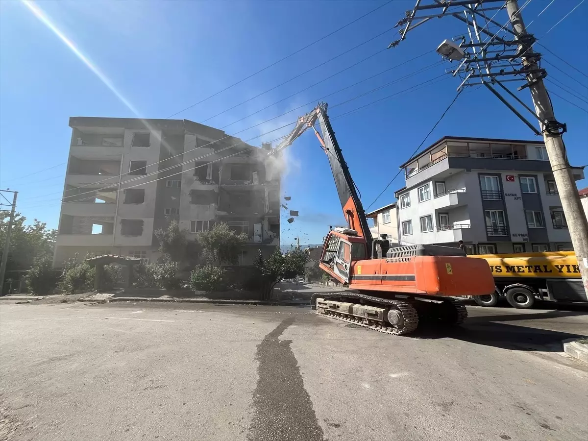 **Marmara Depremi’nin Etkileri: Hasarlı Bina Yıkılıyor**