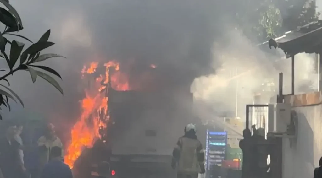 **Market Kamyonu Yangında Kullanılmaz Hale Geldi**