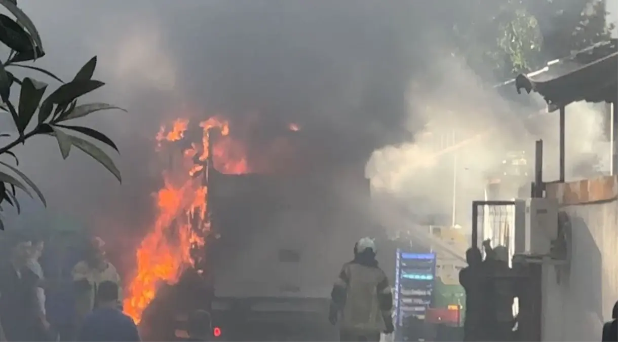 **Market Kamyonu Yangında Kullanılmaz Hale Geldi**