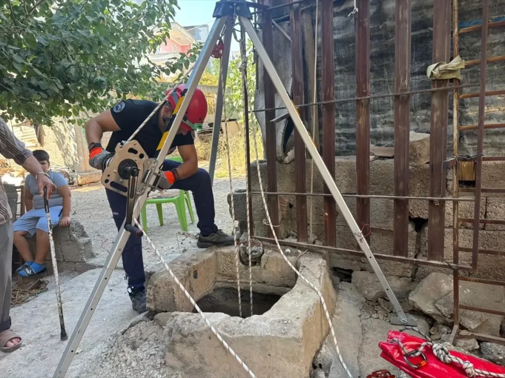 **Mersin’de Su Kuyusuna Düşen Kedi Yavrusu Kurtarıldı**