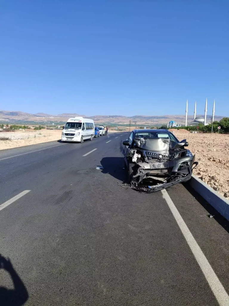 **Minibüsle Otomobil Çarpıştı: 9 Yaralı**