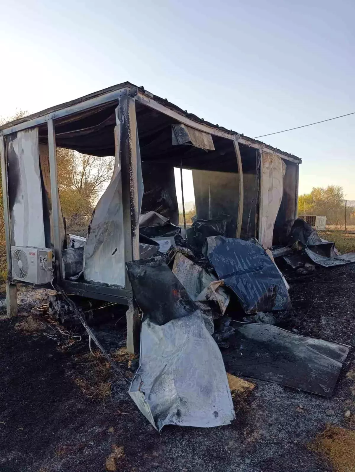 Muş’ta Tarihi Murat Köprüsü Yangınla Karşı Karşıya