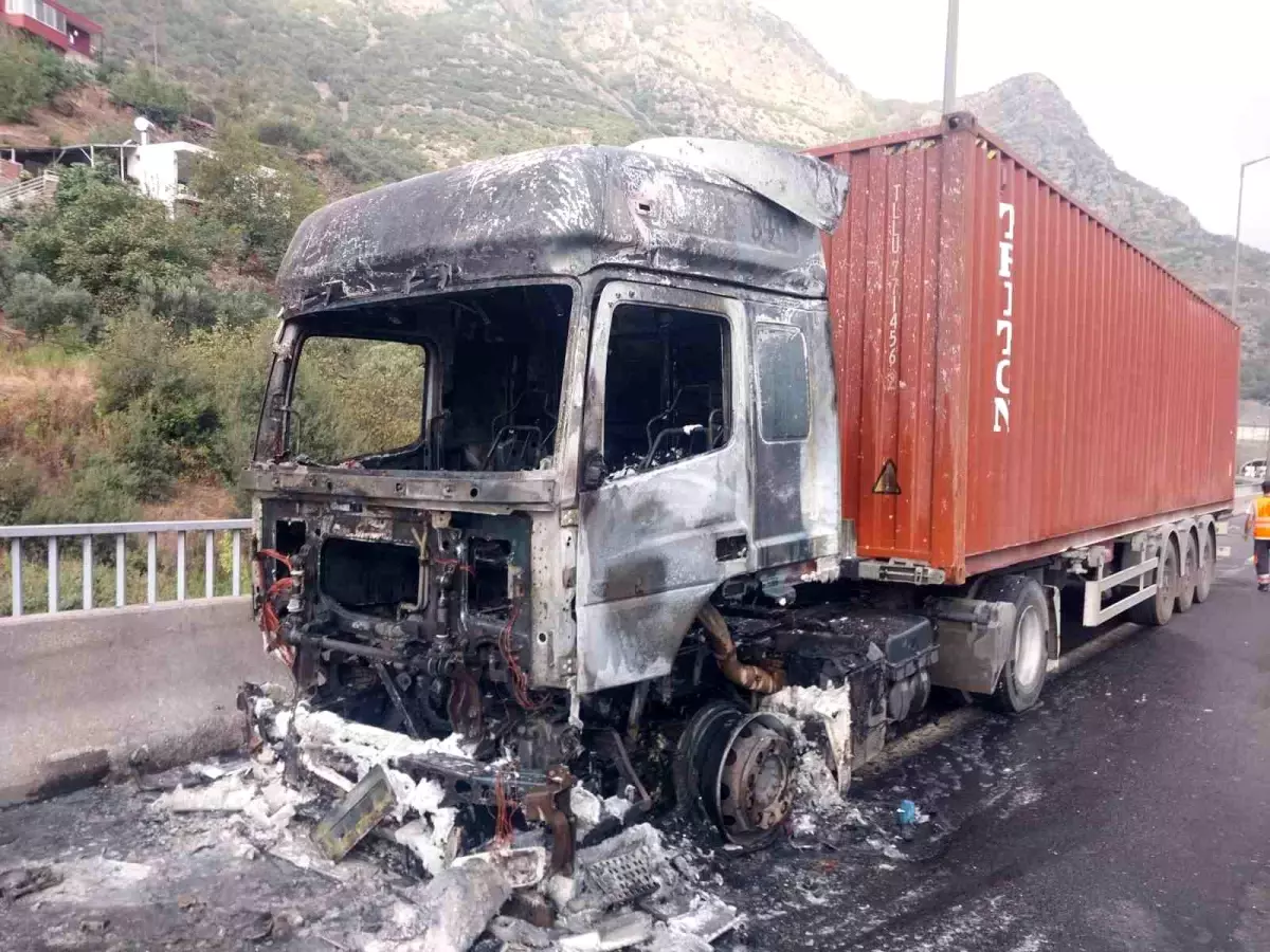 **Tırın Alevleri  İtfaiye Ekiplerince Söndürüldü**