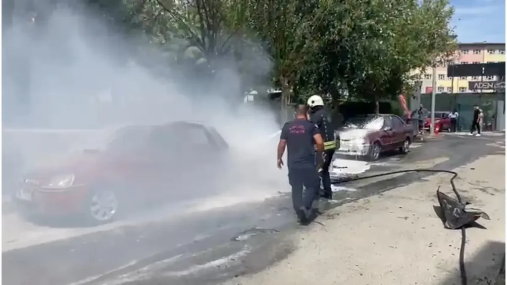 Park Halindeki İki Otomobil Alevlere Teslim Oldu