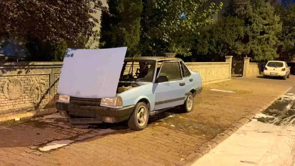 Park Halindeki Otomobil Alev Aldı, İtfaiye Müdahale Etti
