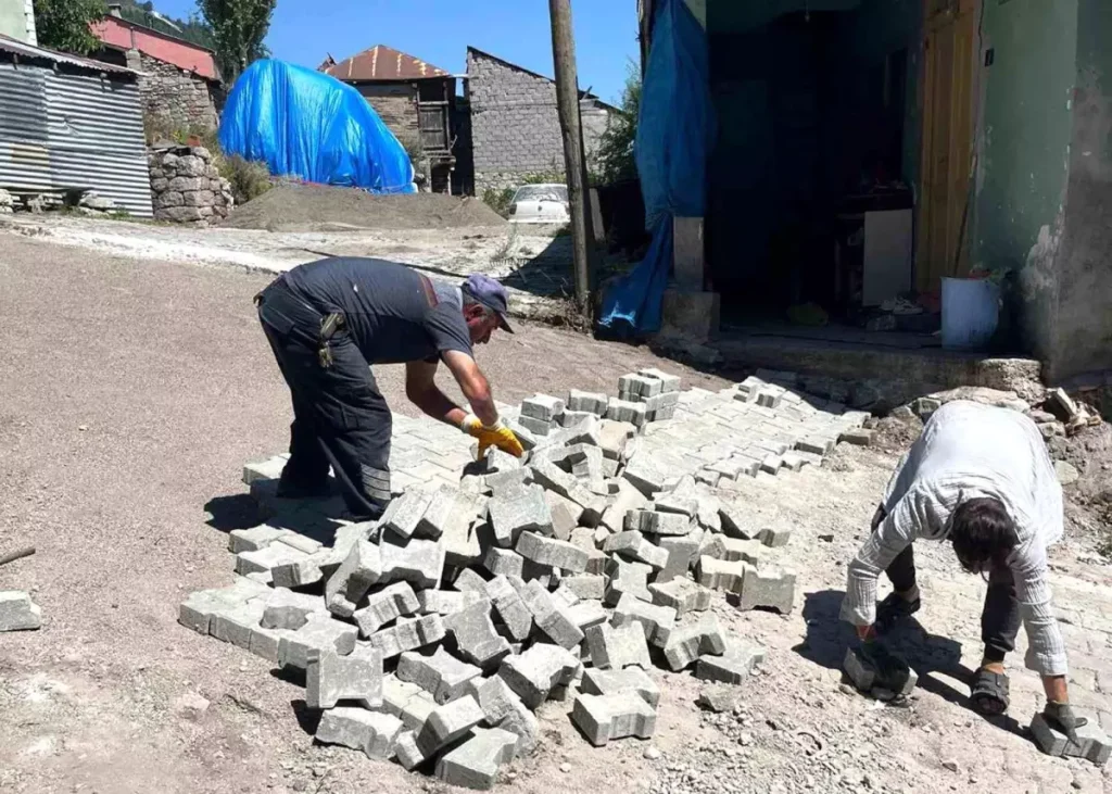 **Posof’da Yol Yapım Çalışmaları Hız Kesmeden Devam Ediyor**