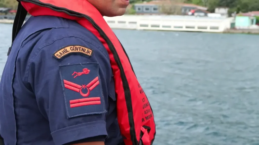 **Boğaziçi’nde Kayıp Rus Yüzücü İçin Arama Çalışmaları**