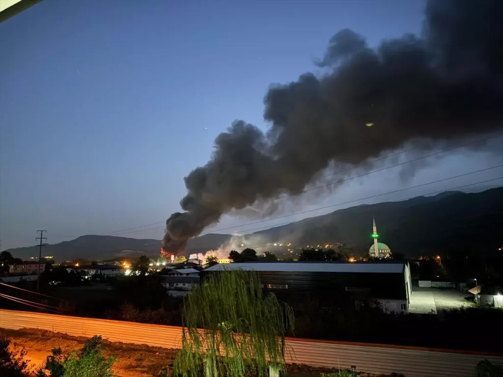 **Sakarya’da Boyahanede Yangın: Ekipler Müdahale Ediyor**