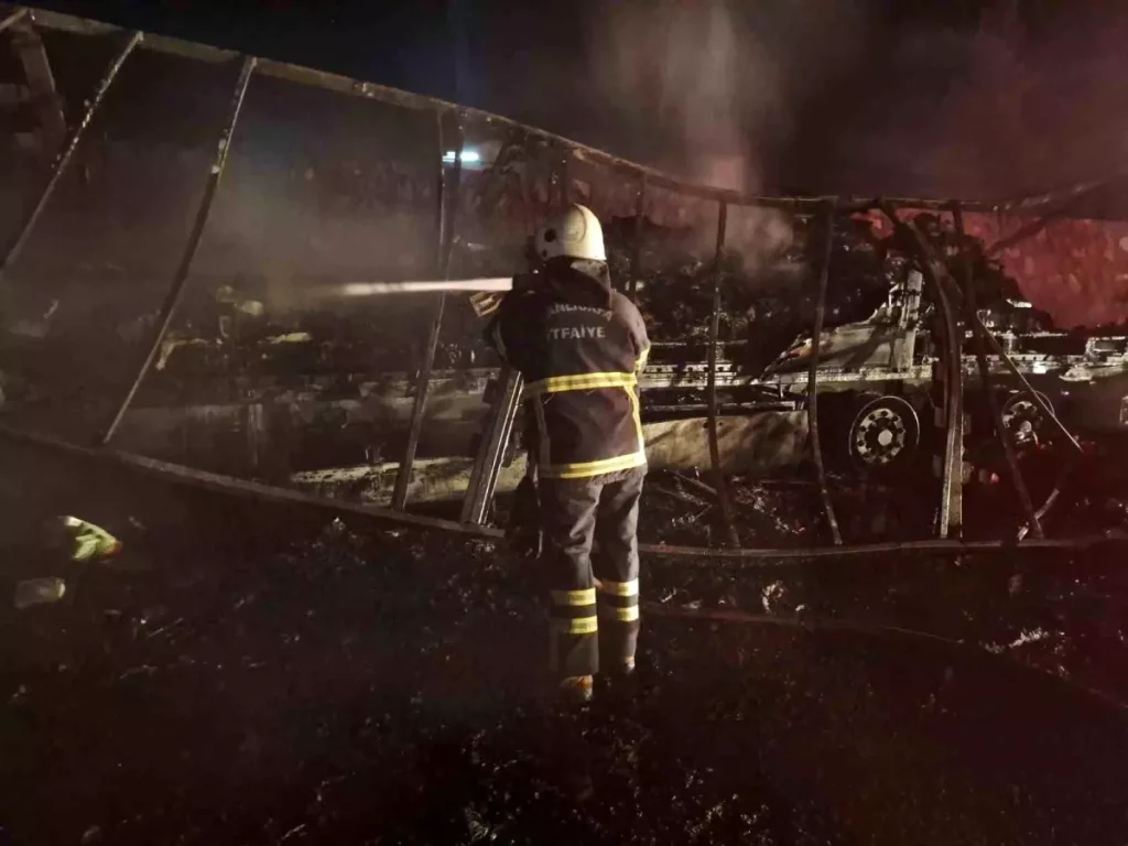 Şanlıurfa’da Tır Alev Aldı, Hurda Yığınına Döndü