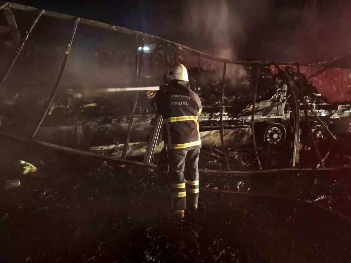 Şanlıurfa’da Tır Alev Aldı, Hurda Yığınına Döndü