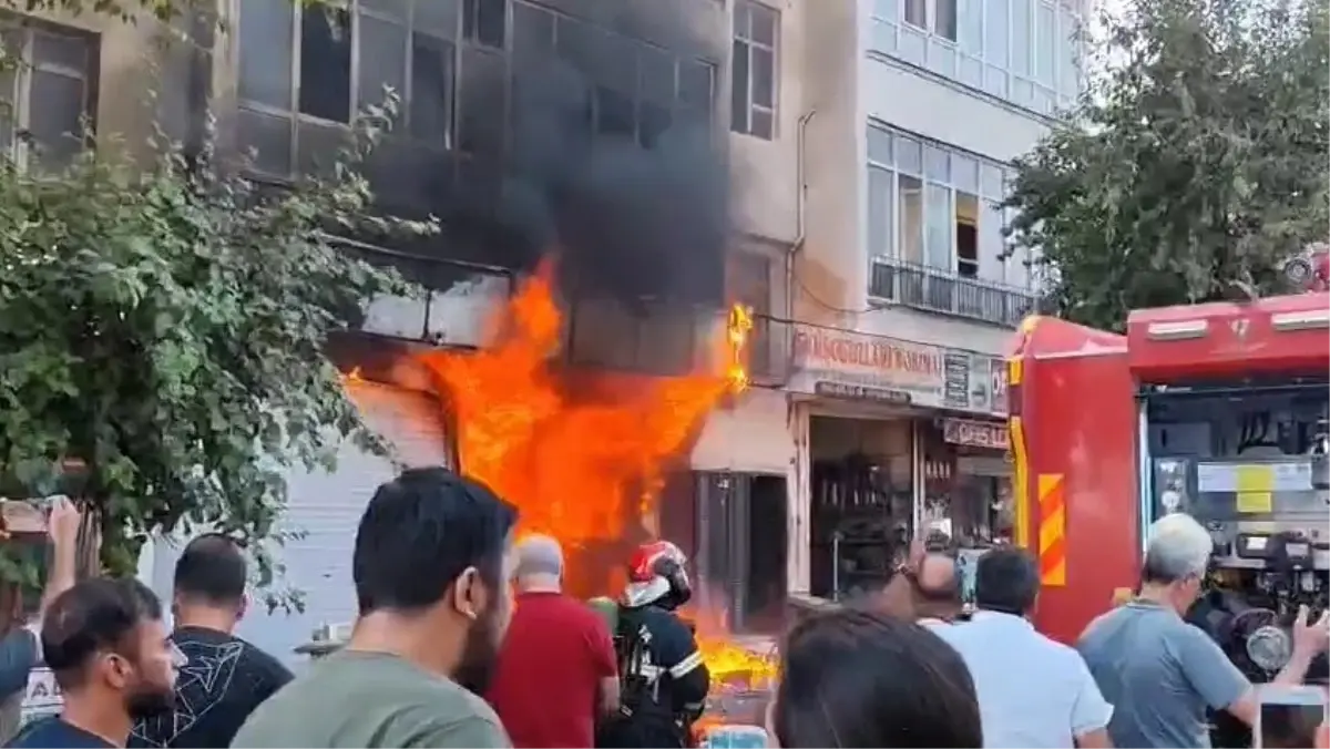 Şanlıurfa’da Elektrik Malzemeleri Dükkanı Alevlere Teslim Oldu