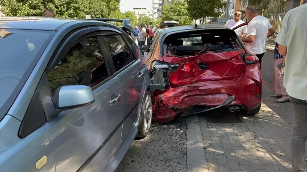 Kontrolsüz Araç Kazası: 5 Otomobil Hasarlandı