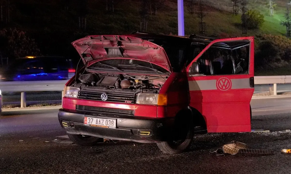 Minibüs Çarpışması: 9 Kişi Yaralandı