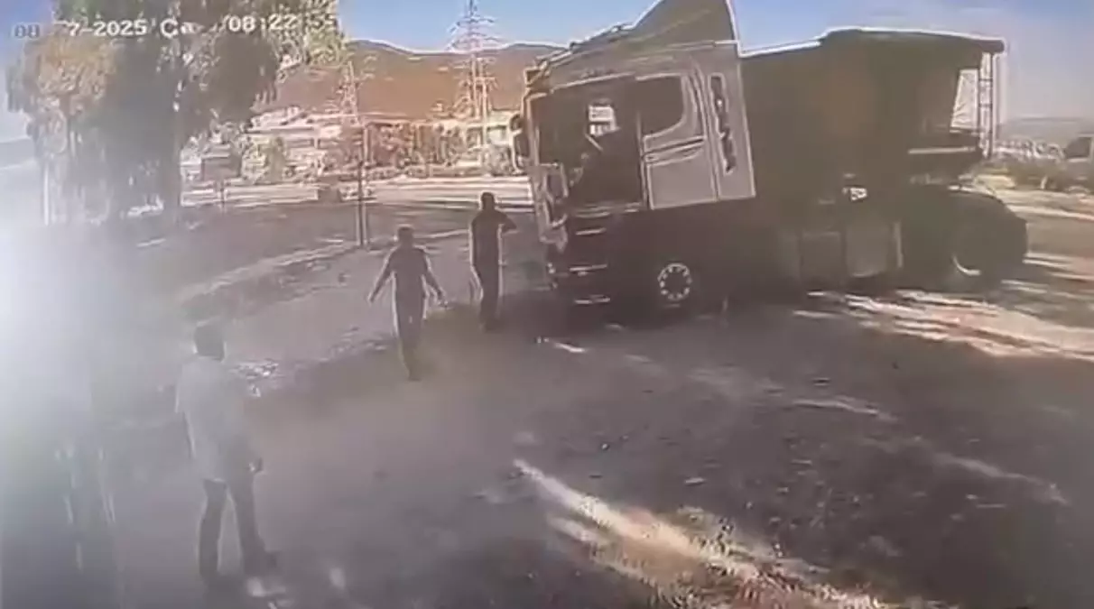 TIR Sürücüsünün Hızlı Refleksi Kazayı Önledi