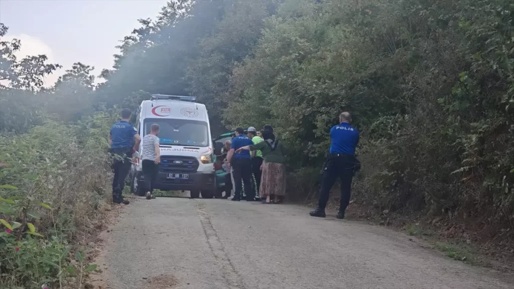 **Trabzon’da Otomobil Devrildi: Sürücü Hastaneye Kaldırıldı**