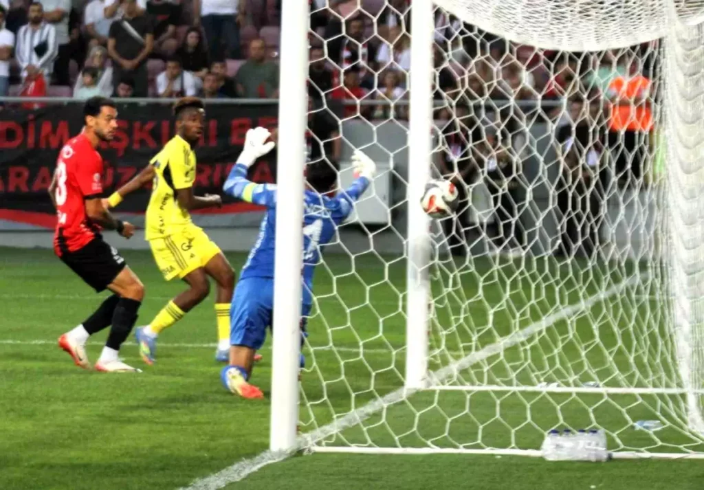 **Fenerbahçe, Gençlerbirliği’ni Sahada 3-0 Yendi**