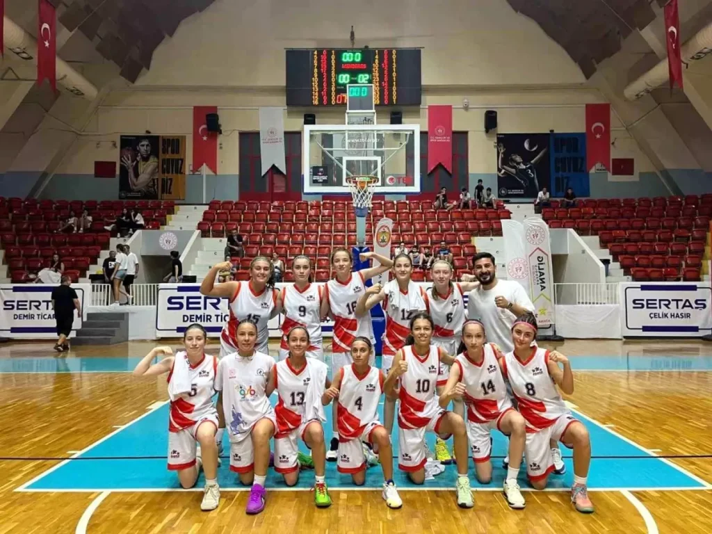 **Düzce Kız Basketbol Takımı Türkiye Üçüncüsü Oldu**